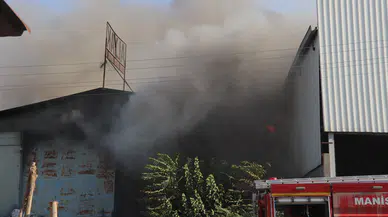 Turgutlu'da hurdacıda çıkan yangın paniğe neden oldu