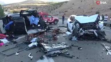 Hafif ticari araç ile otomobil kafa kafaya çarpıştı: 4 ölü, 2 yaralı
