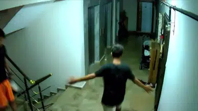 Göbek ata ata ayakkabı çaldılar