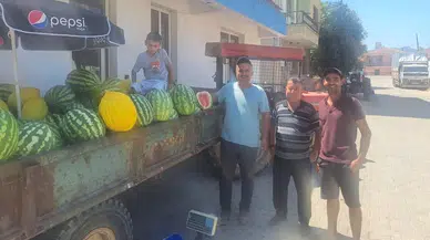 Kendi Yetiştirdiği meyveleri mahalle mahalle gezerek satıyor