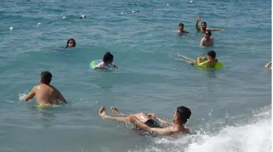 Türkiye'de ilk ve tek! Dermatologların önerdiği plaj doldu taştı