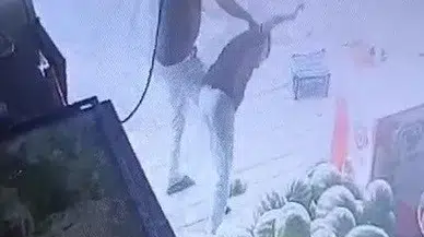 Marulu beğenmedi, çalışanı dövdü