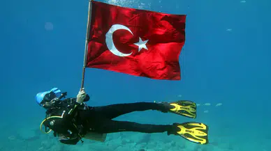 30 Ağustosu denizin dibinde bayrak açarak kutladı