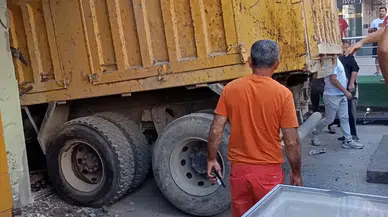Freni patlayan tır dükkana daldı