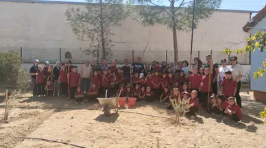 Okul bahçesinde fidan diktiler