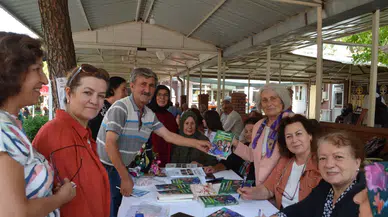 Sevilen yazar imza gününde sevenleriyle bir araya geldi