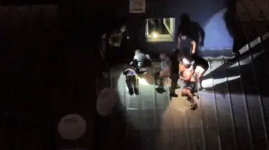 Kendisini kurtarmaya gelen ekiple birlikte çatıda mahsur kaldılar