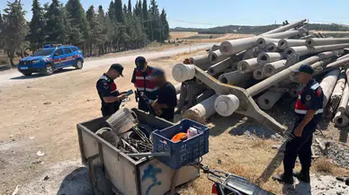 Elektrik direğinin demirlerini çalarken yakalandılar