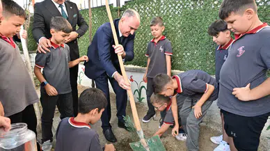 Manisa Valisi öğrencilerle birlikte fidan dikti