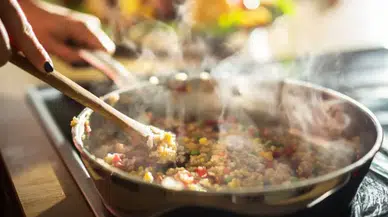 Yemekleri Yeniden Isıtırken Bunlara Dikkat! Uzmanlardan Hayati Uyarılar