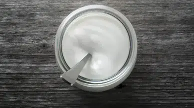 Uzmanlar Öneriyor: Yoğurda 1 Kaşık Ekleyin, Kemik ve Eklem Sağlığını Destekleyin