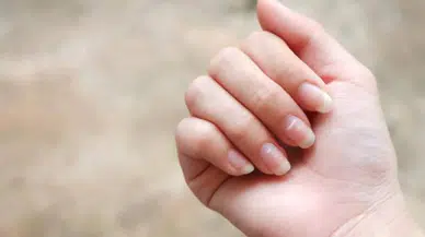 Tırnaklarınıza dikkatli bakın: Bu belirtiler altta yatan hastalıkların habercisi olabilir