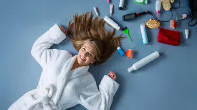 Saç dökülmesini azaltmak için duşta nelere dikkat edilmeli? İşte doğru saç yıkama rutini