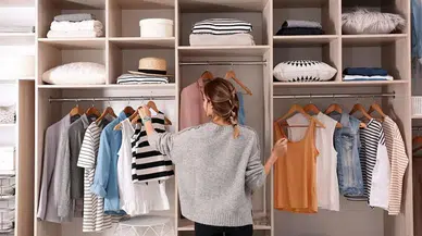 Dolaba kaldırılan kıyafetlerde asıl risk buymuş: Güve ve kokuya karşı pratik çözüm gündemde