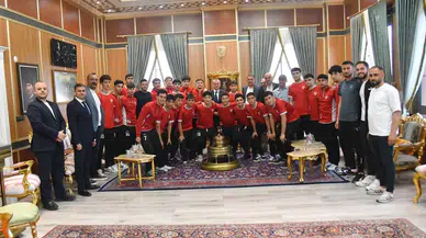 Başkan Balaban Yunusemreli sporcularla bir araya geldi