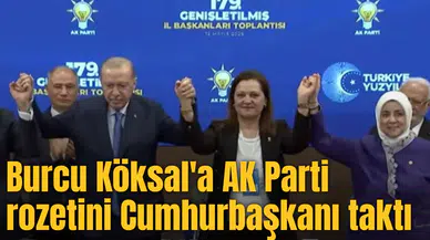 Burcu Köksal'a AK Parti rozetini Cumhurbaşkanı taktı