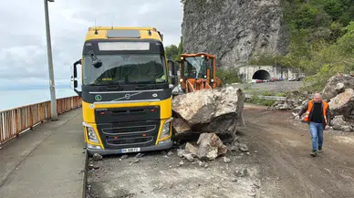 Sarp Sınır Kapısı yolunda korkutan heyelan