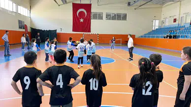 Öğrenciler geleneksel çocuk oyunlarında yarıştı