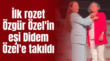 İlk rozet Özgür Özel'in eşi Didem Özel' takıldı