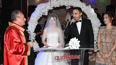 Manisa’da düğünde renkli anlar: Temsili nikah töreni davetlileri eğlendirdi