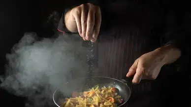Yemeğin tuzu neden restoranda daha dengeli? Şeflerin kullandığı 5 temel teknik