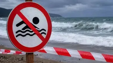 Tatilciler dikkat! Elverişsiz hava nedeniyle denize giriş yasaklandı