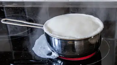 Süt tencerenin dibine yapıştıysa hemen ovalamayın! Önce bunu yapın