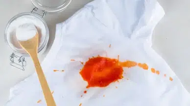 Salça ve domates lekesi nasıl çıkar? İlk müdahalede soğuk su detayı