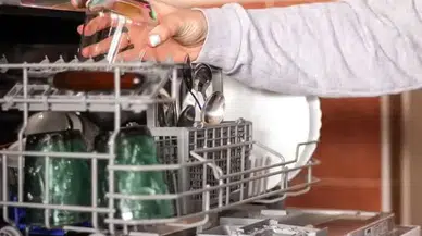 Bulaşıklar Makineden Buğulu Çıkıyorsa Nedeni Bu Olabilir! İşte En Sık Yapılan Hatalar