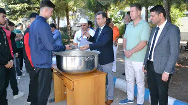 Hayatını kaybeden öğrenci için aşure dağıttıldı