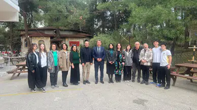 Manisa Lisesi öğrencilerinden huzurevi ziyareti