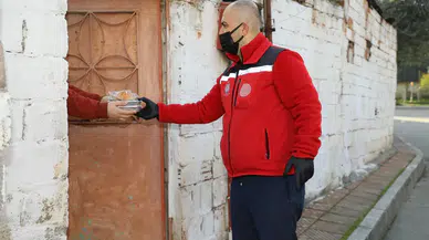 Şehzadeler Belediyesinden ihtiyaç sahiplerine yemek yardımı