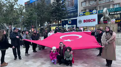 Manisa’da şehit aileleri ve gaziler Türk bayrağına saldırıyı kınamak için buluştu