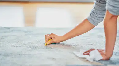 Halıdaki Yağ Lekesini Çıkarmanın Püf Noktası! İlk İş Silmek Değil, Yağı Emmek