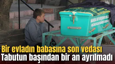 Bir evladın babasına son vedası: Tabutun başından bir an ayrılmadı