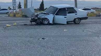 Manisa'da otomobil ile tır çarpıştı: 1 yaralı