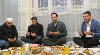 Mücahit Arınç iftarda Manisalılarla bir araya geldi