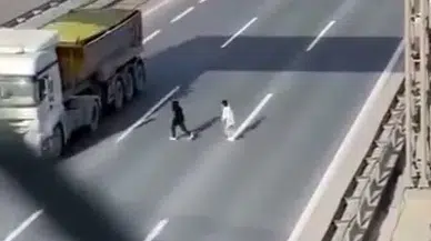 Küçük çocukların tehlikeli yolculuğu: Bariyerleri aşıp yolun karşısına koştular