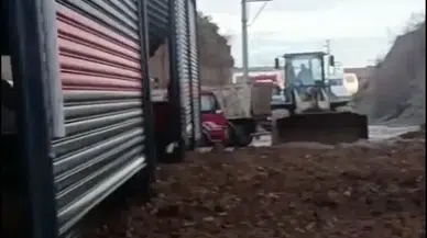 Şiddetli yağış toprak kaymasına neden oldu