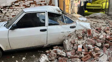 Sarıgöl'de aşırı yağıştan ev yıkıldı