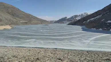 Barajlar soğuk havanın etkisiyle buz tuttu