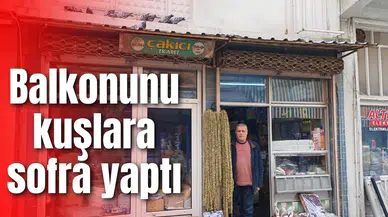 Balkonunu kuşlara sofra yaptı
