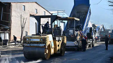 Büyükşehir kendi ürettiği asfaltla yolları yeniliyor