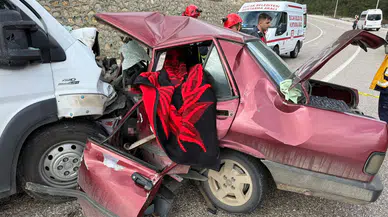 Feci kaza: Tofaş otomobil hurdaya döndü, 2 kişi hayatını kaybetti