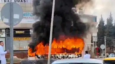 Seyir halindeki otobüs alev topuna döndü