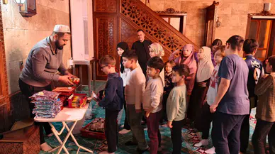 Manisa'da teravih namazına gelen çocuklar ödüllendirildi