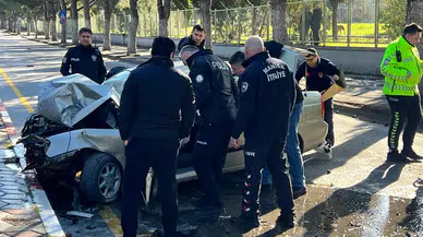 Kaçırdığı araba ile polisten kaçarken kaza yaptı