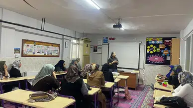 Manisa'da ebeveyniler çocuk gelişimini öğreniyor