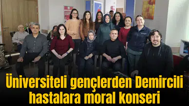 Üniversiteli gençlerden hastalara moral konseri