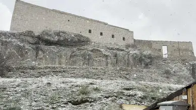 Nisan ayının ortasında yağan kar ilçeyi beyaza bürüdü